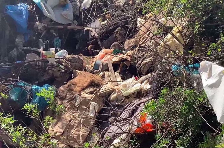 Basura, desperdicios y ratas en el campo de Vathy, Samos. Imagen extraída del vídeocomunicado