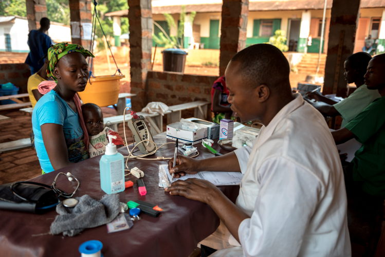 A mother and child in the triage area of Bangassou hospital, 11 February, 2017. Credit Borja Ruiz Rodriguez/MSF