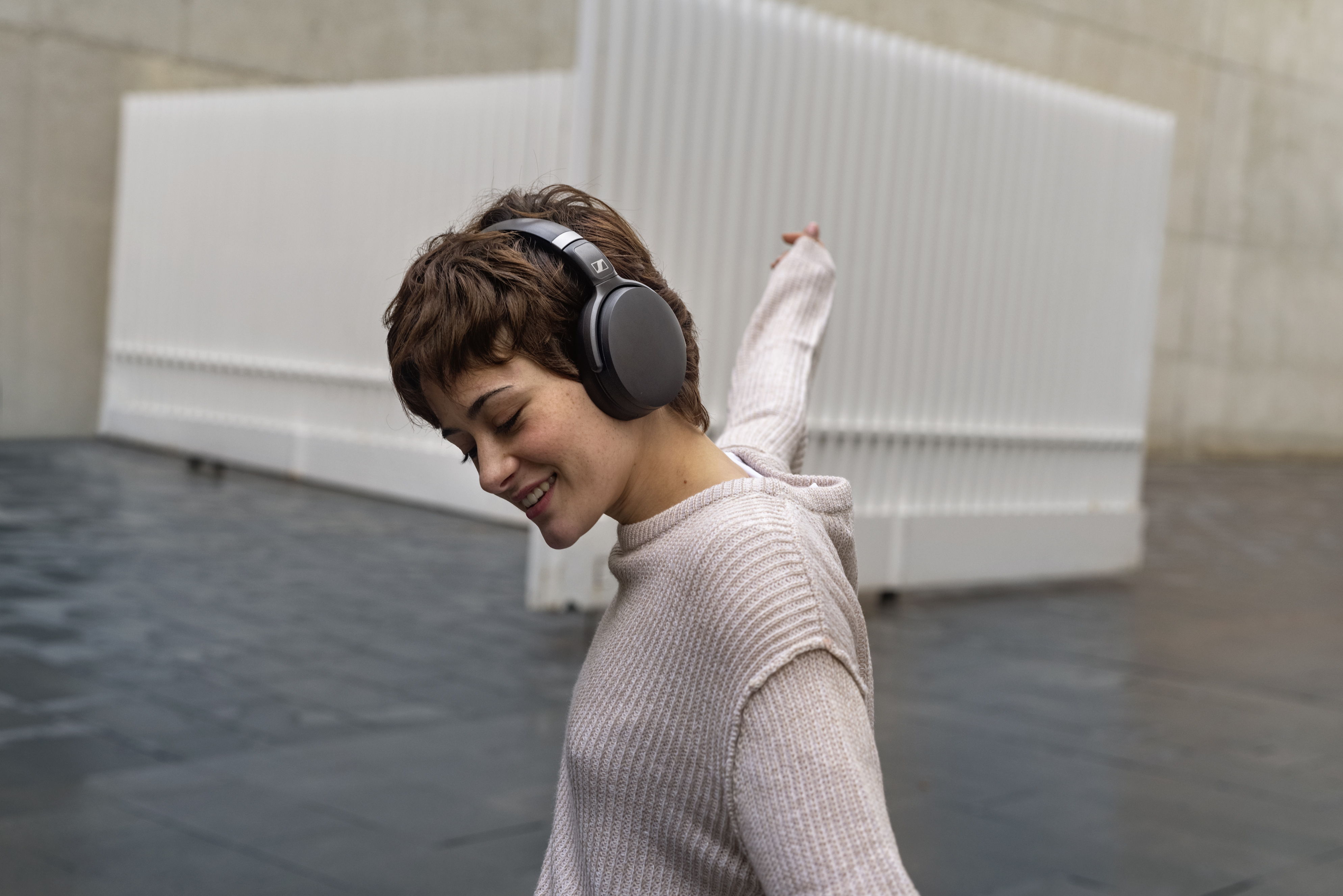 The HD 450BT’s active noise cancellation ensures captivating sound that can be enjoyed without any distraction.