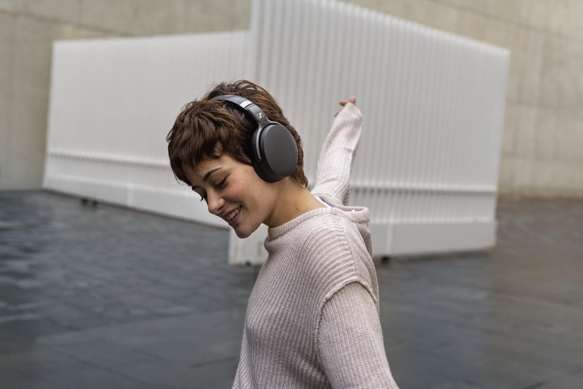 The HD 450BT’s active noise cancellation ensures captivating sound that can be enjoyed without any distraction. The HD 450BT’s active noise cancellation ensures captivating sound that can be enjoyed without any distraction.