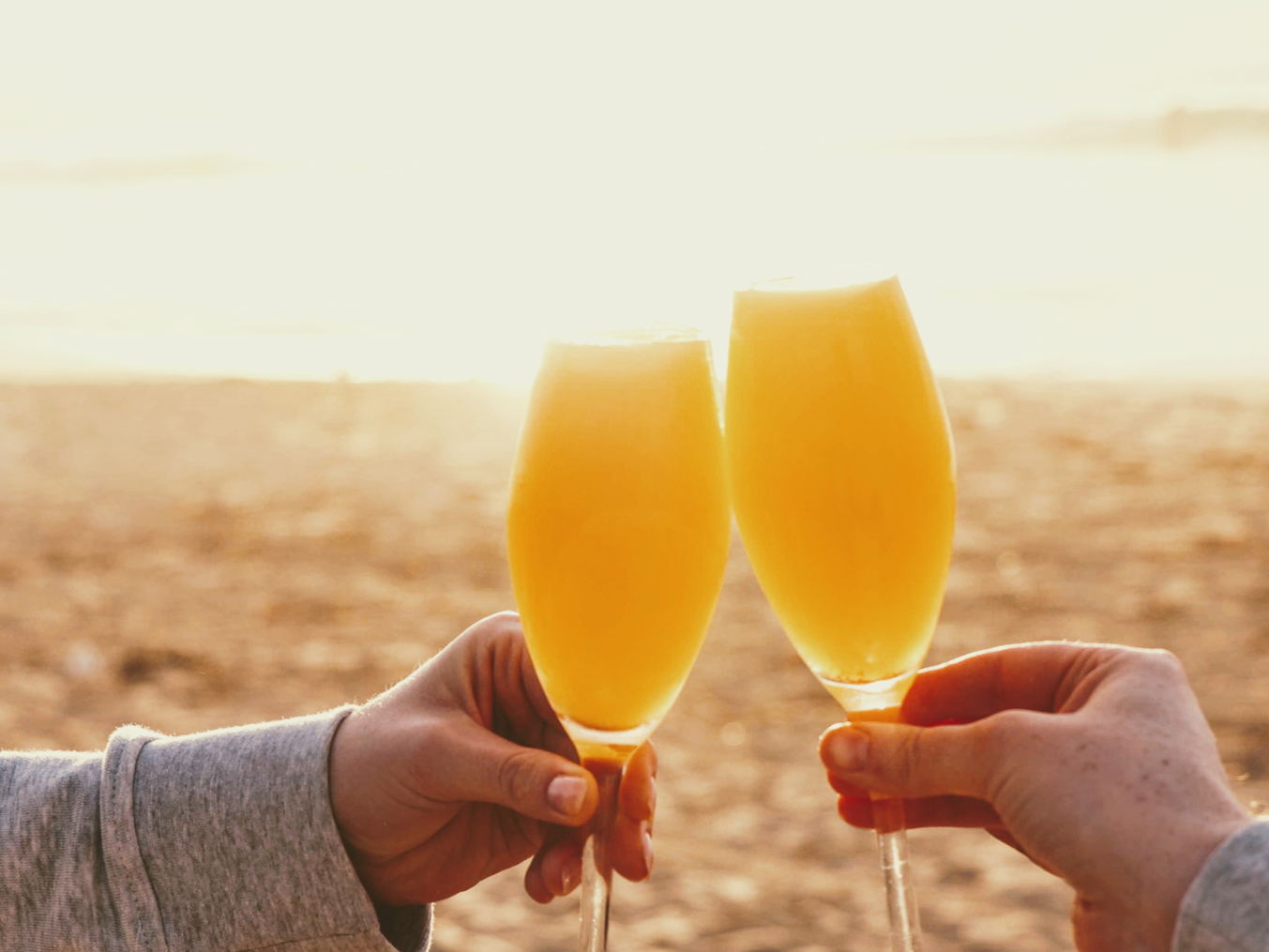 Pros y contras de sumarle alcohol a tu primera cita