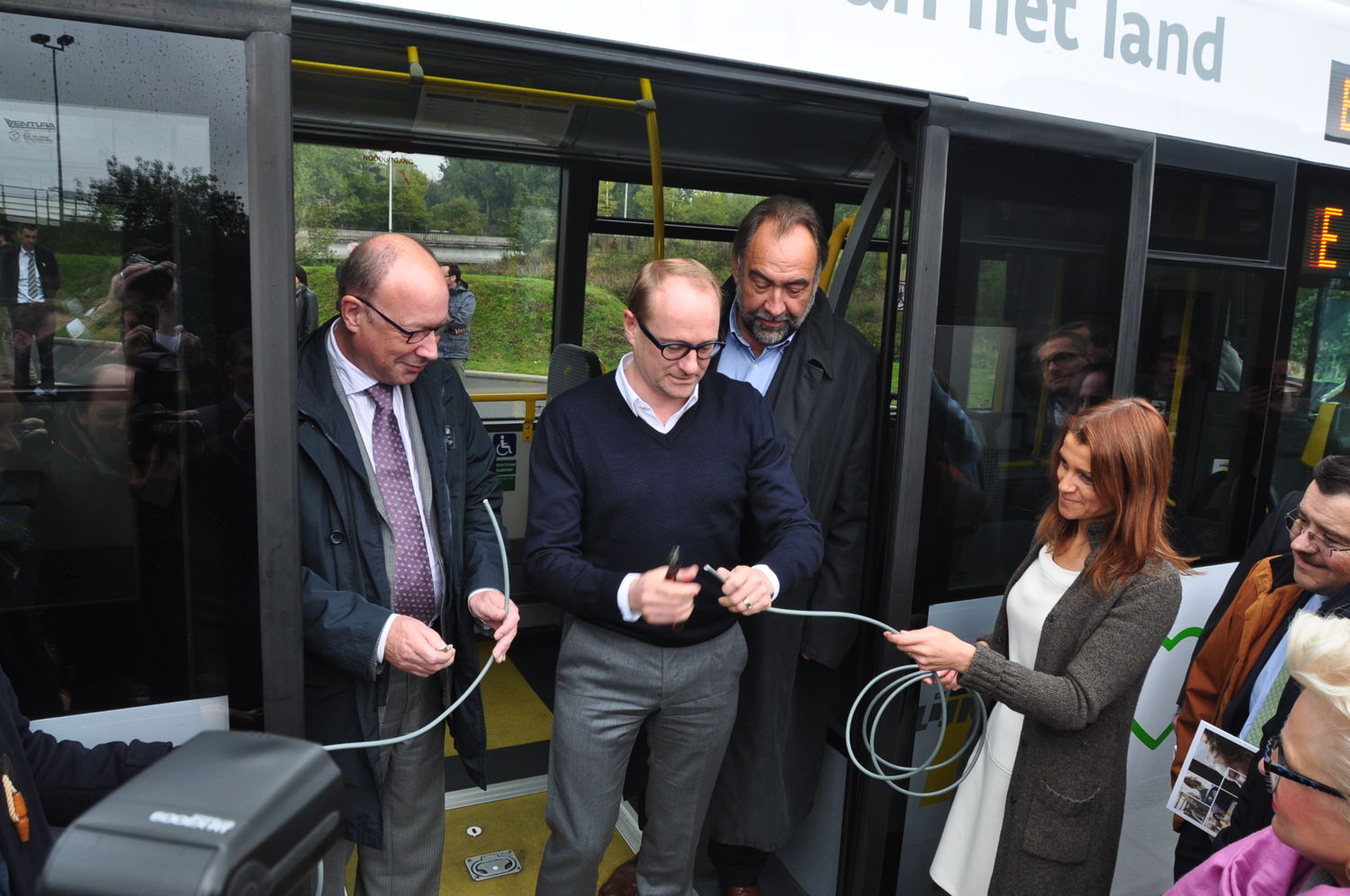 Knippen symbolisch de stroomkabel door i.p.v. het traditionele lintje: (vlnr) directeur-generaal Roger Kesteloot, Vlaams minister van Mobiliteit Ben Weyts en voorzitter van de RVB Marc Descheemaecker.