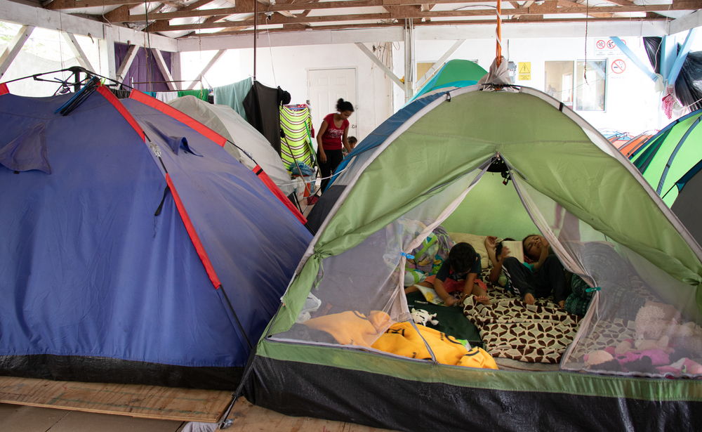 Los solicitantes de asilo se ven obligados a dormir en carpas instaladas justo al lado del puente en la frontera, sin acceso a servicios de agua potable y saneamiento. © MSF