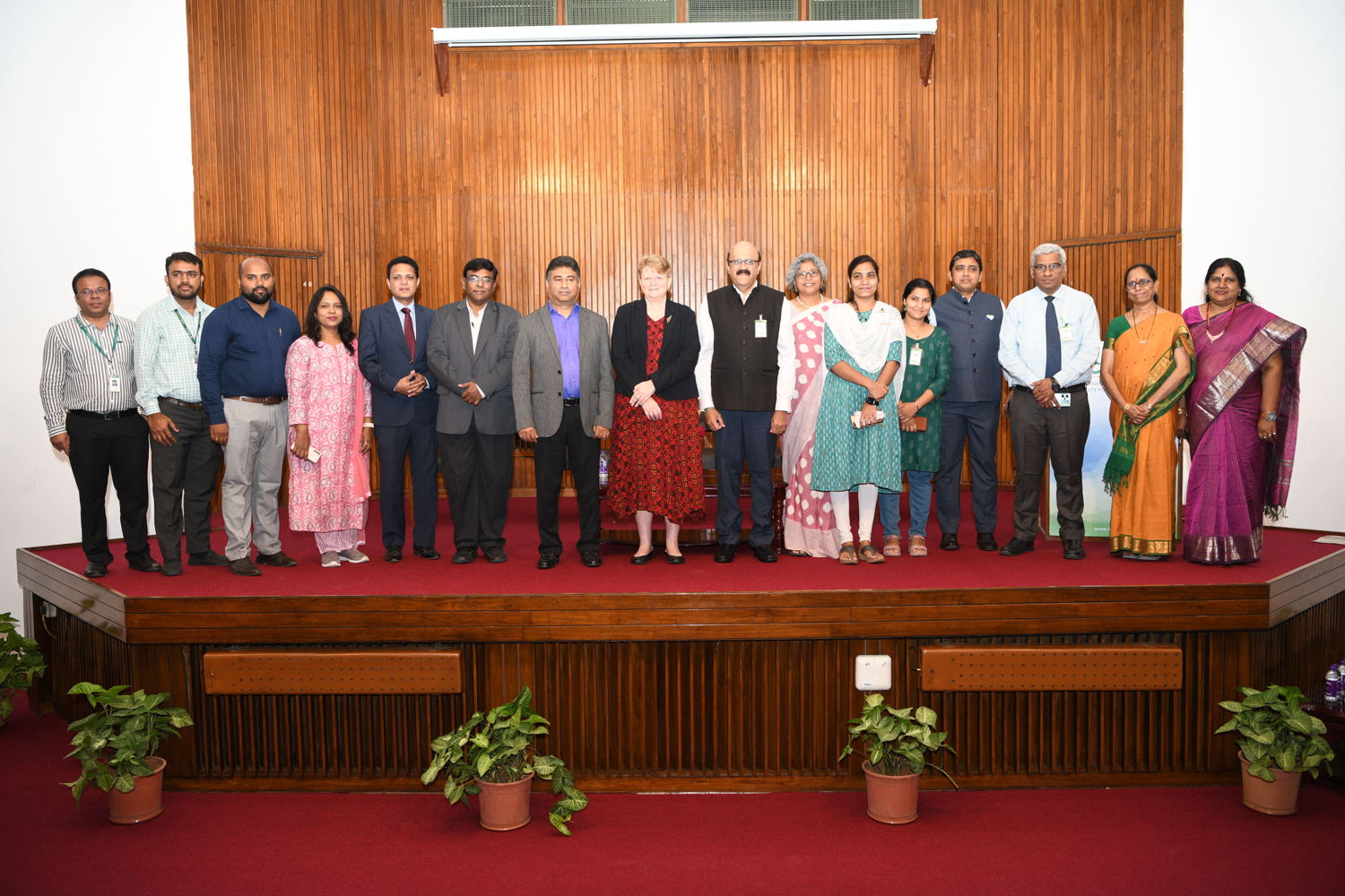 Dr Jacqueline Hughes, Director General of ICRISAT (center), and Mr Angshu Sengupta, Deputy Director General - Corporate Services (center left), with partners from IDBI Bank, Kotak Bank and Kriti Social Initiatives.