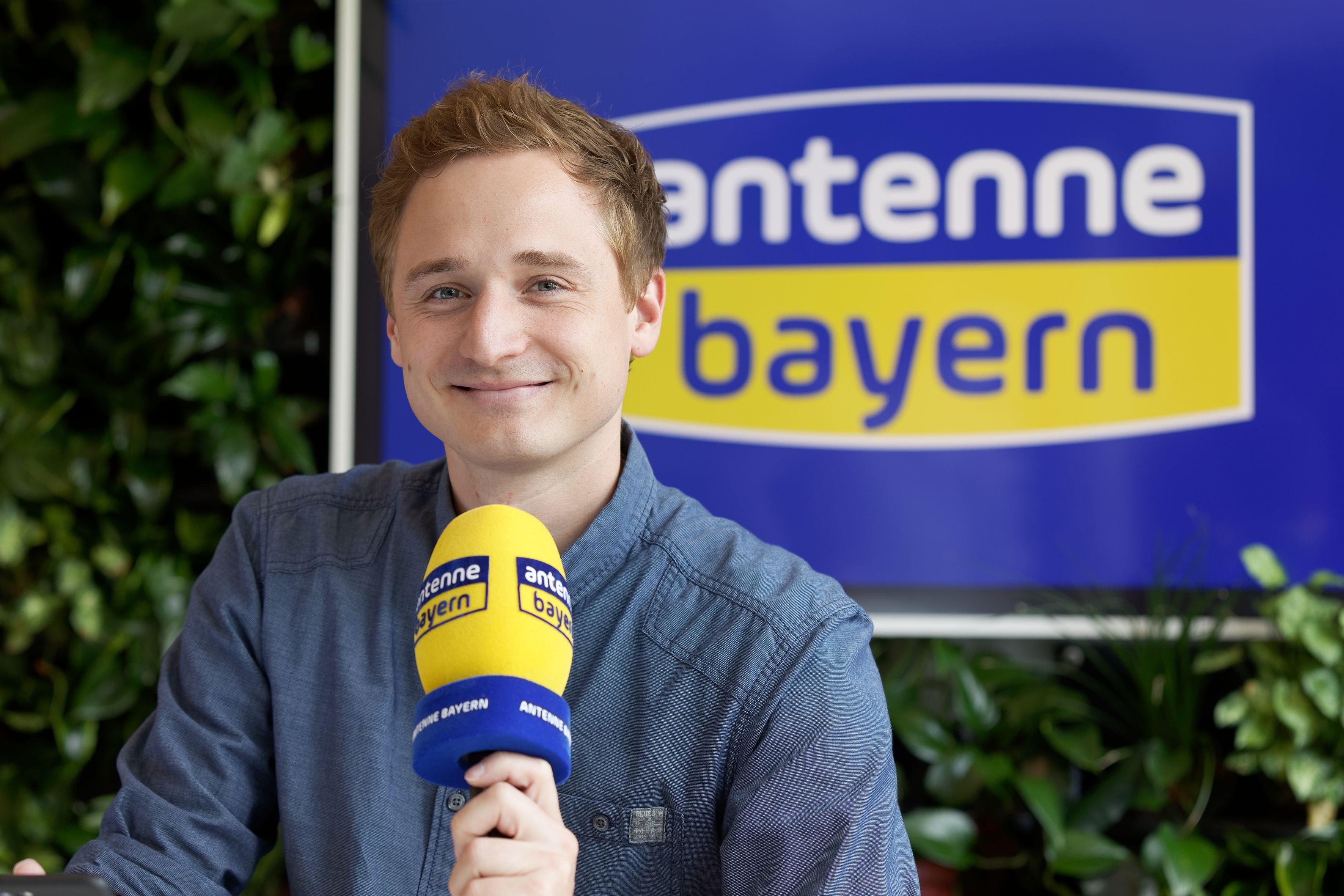 Konstantin König, Oberbayernkorrespondent für ANTENNE BAYERN, arbeit seit Beginn 2018 mit dem Sennheiser HANDMIC DIGITAL.