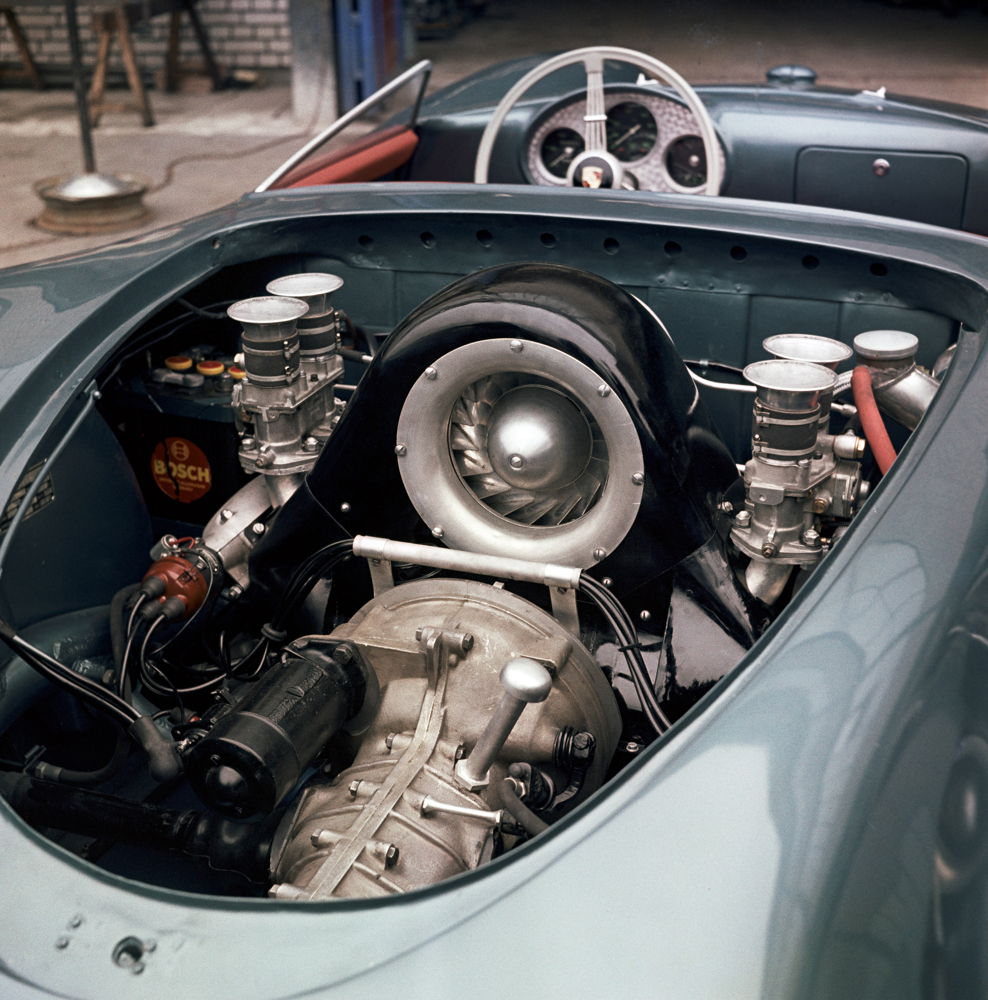 1953. En el Salón del automóvil de París son presentados los motores de cuatro árboles de levas diseñados por el ingeniero de Porsche Ernst Fuhrmann