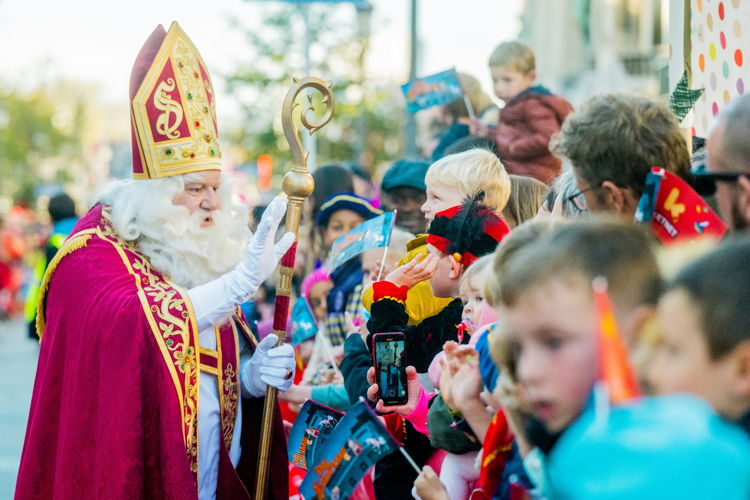 Hij komt, hij komt, … intrede van de Sint 2022: Sint en piet op tocht door Antwerpen – © VRT/Jokko