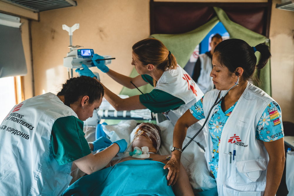 Unique Identifier Code / URN: MSB127253 Title: Doctors on Rails - MSF Medicalised train in Ukraine Copyright: Andrii Ovod Countries: Ukraine Date taken / Date Recorded: 20 May, 2022 Caption / Description: The medical team inside the intensive care unit (ICU) of the MSF medical train monitor and stabalise a seriously war-wounded patient during a journey from Pokvrosk in eastern Ukraine, to Lviv in western Ukraine. The journey takes approximately 20 hours. Since 31 March, we have transported more than 600 patients.