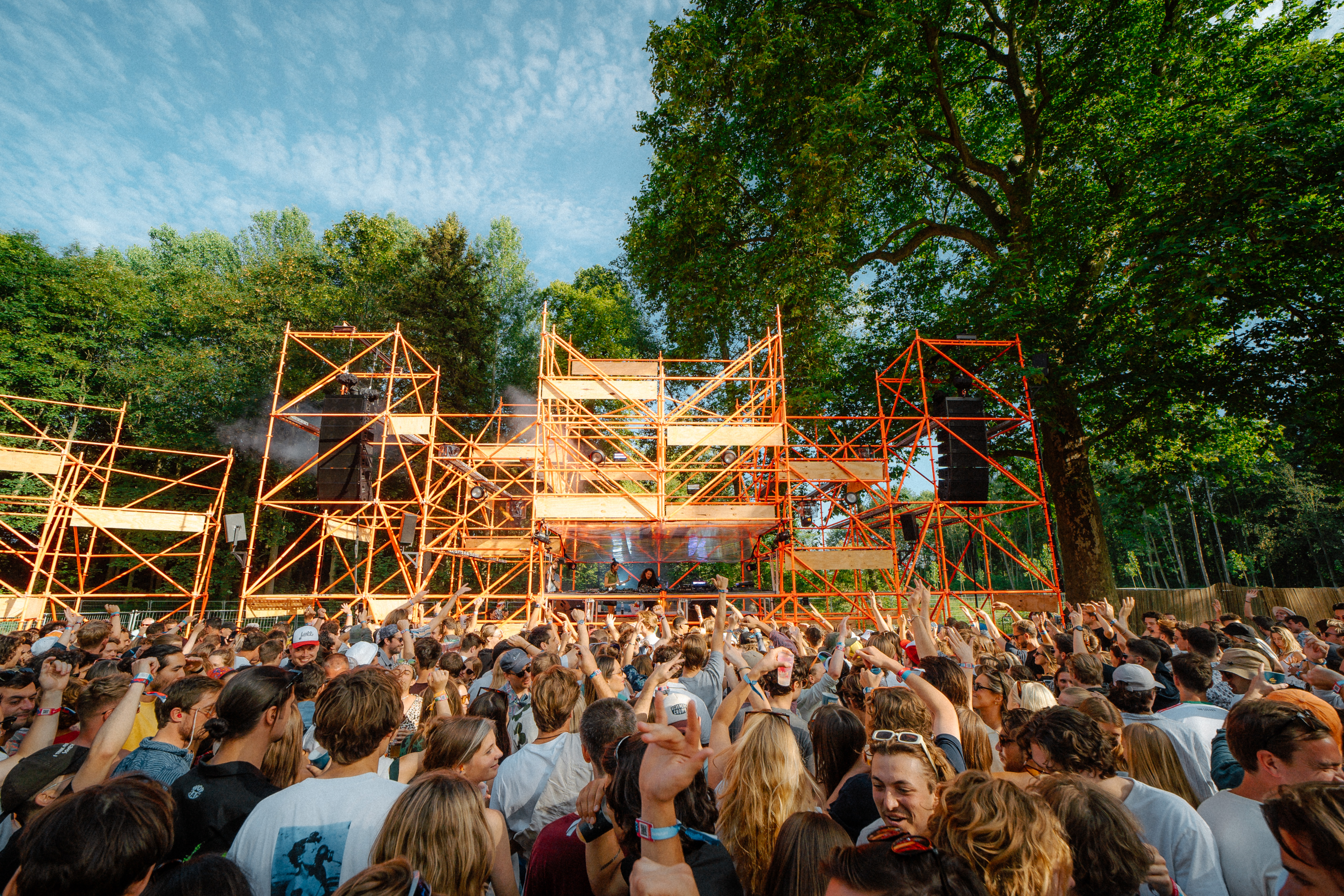 Dit podium op Paradise City draait volledig op zonne-energie.