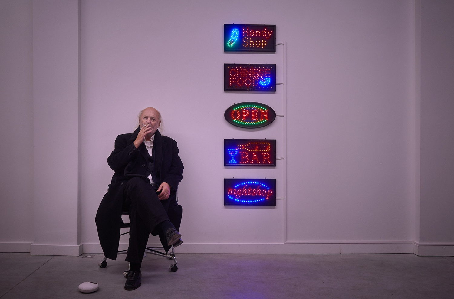 Guillaume Bijl
Composition Trouvée, 2017. Composition of 18 light boxes. 220 x 120 cm