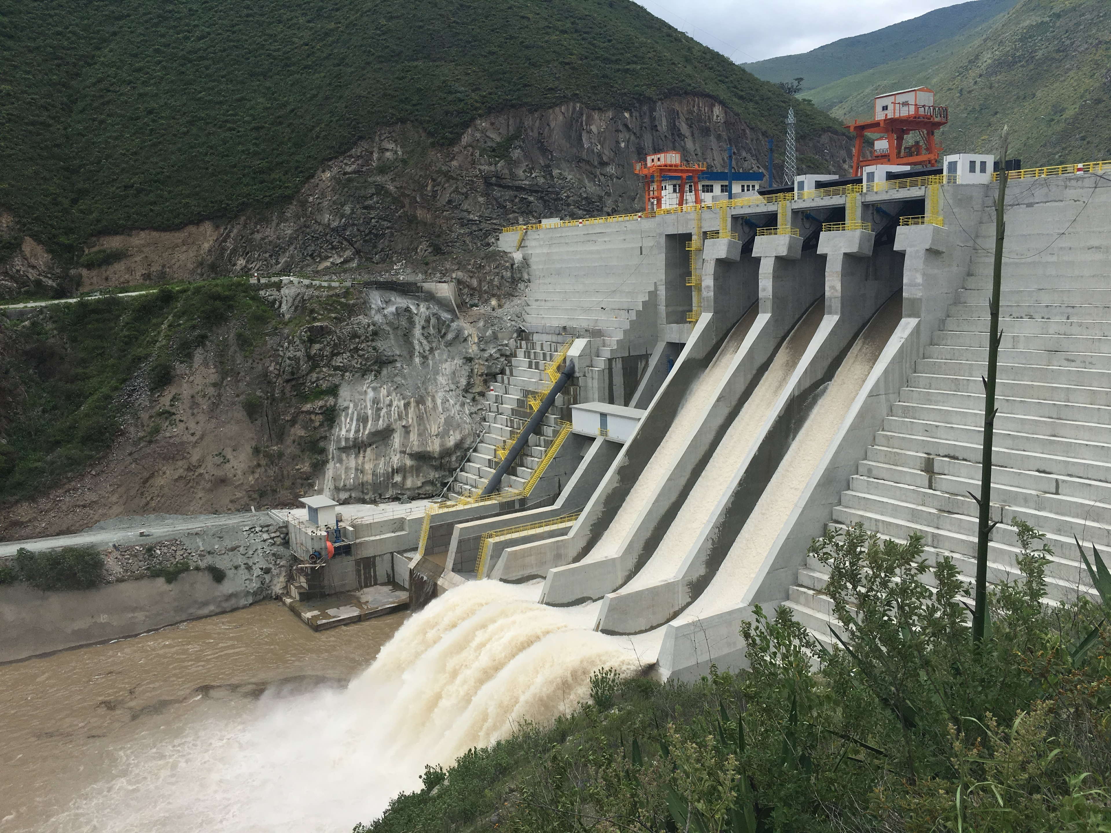 Énergie éolienne et solaire pour que les lampes restent allumées en Équateur 