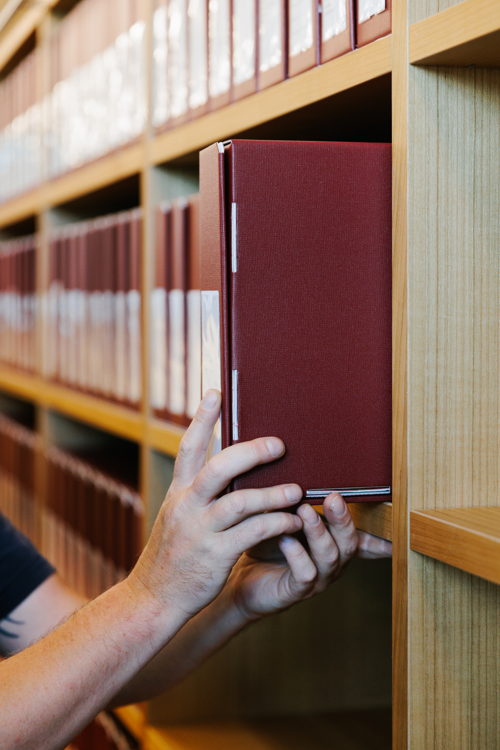 Verhuizing bibliotheek - boekenrek Hopland © Jeroen Broeckx