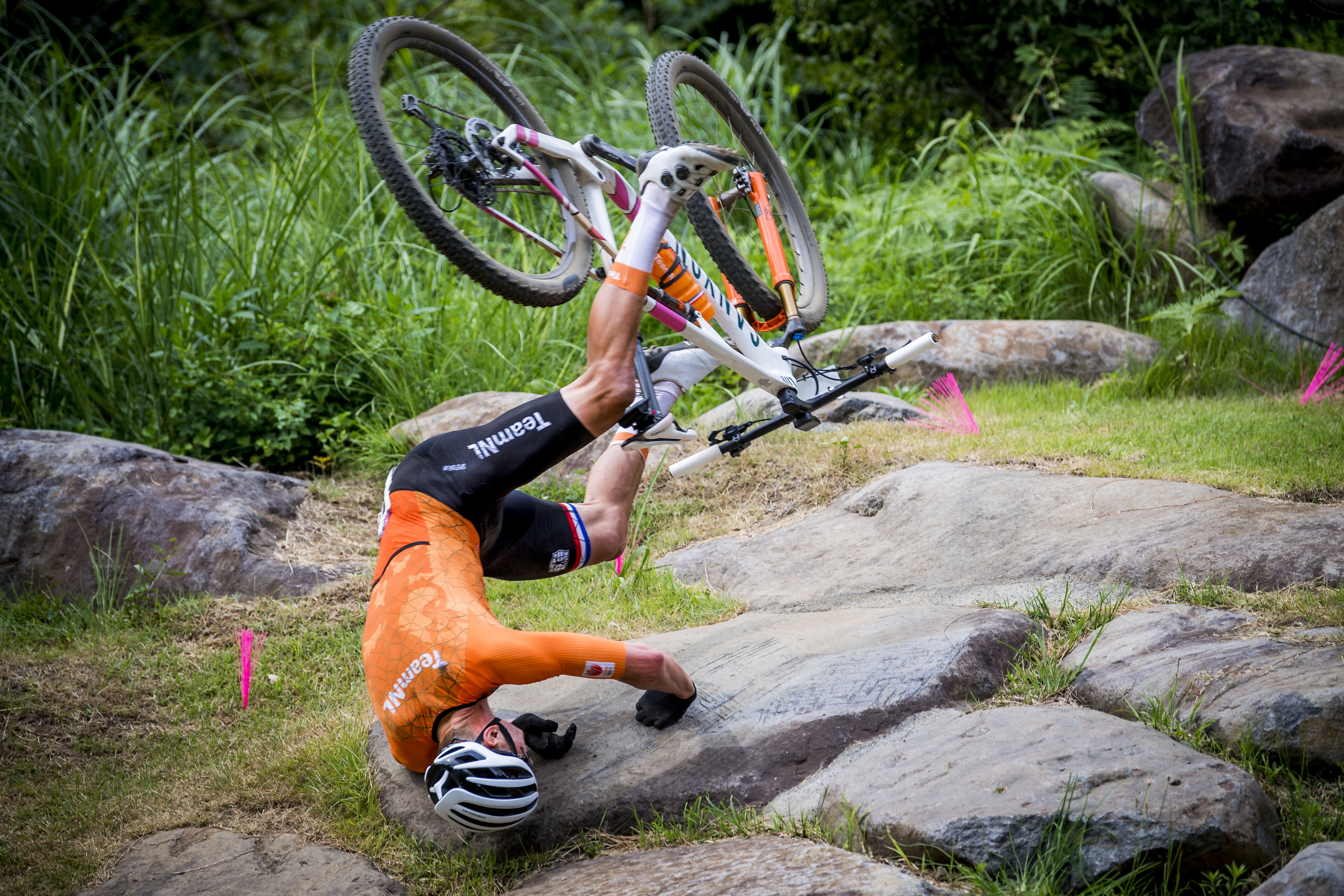 Dutch Mathieu Van der Poel falls during the men final race of the Mountainbike Cross-Country (VTT) event on the Izu track, on the fourth day of the 'Tokyo 2020 Olympic Games' in Tokyo, Japan on Monday 26 July 2021 (© Belgaimage-Jasper Jacobs)