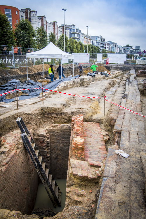 Op de hoek van de grote pandgang van het klooster werd een diepe kelder gevonden, daarin lagen talrijke vondsten. ©Frederik Beyens Op de hoek van de grote pandgang van het klooster werd een diepe kelder gevonden, daarin lagen talrijke vondsten. ©Frederik Beyens