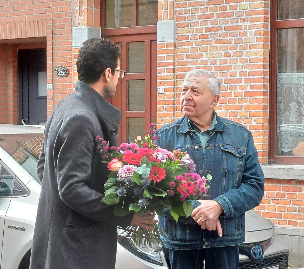 Superbuur Juliën krijgt bloemen overhandigd van de burgemeester