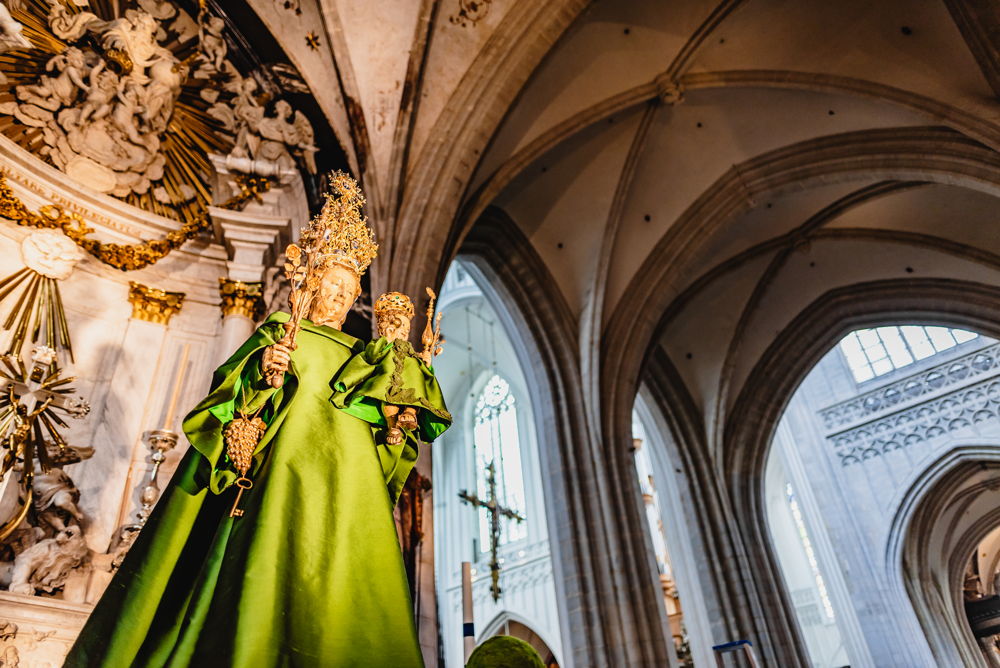 Mariabeeld van de Onze-Lieve-Vrouwekathedraal Antwerpen in een creatie van couturier Edouard Vermeulen van Natan, (c) MoMu Antwerp, Foto: Matthias De Boeck