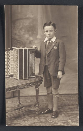7-jarige Jean-Baptiste Thielemans met zijn accordeon  © KBR