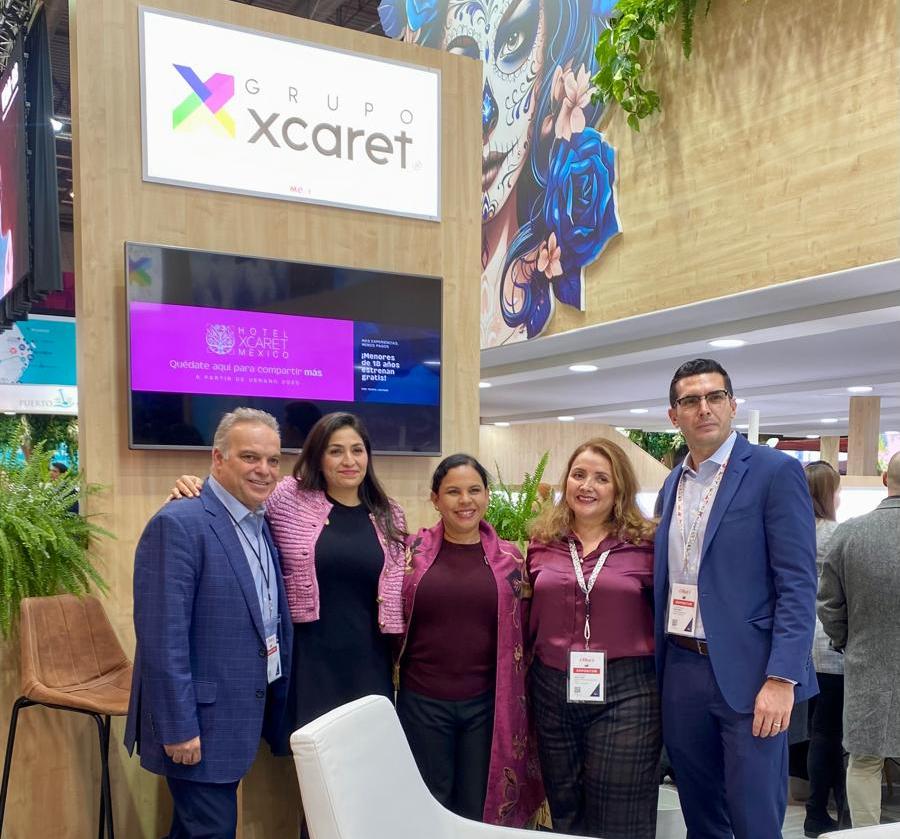 Akis Neocleous, Dinorah Tobon, Carolina Marín, Lizeth Álvarez y Rodrigo Motavelazco en el stand de Grupo Xcaret, durante FITUR 2025.