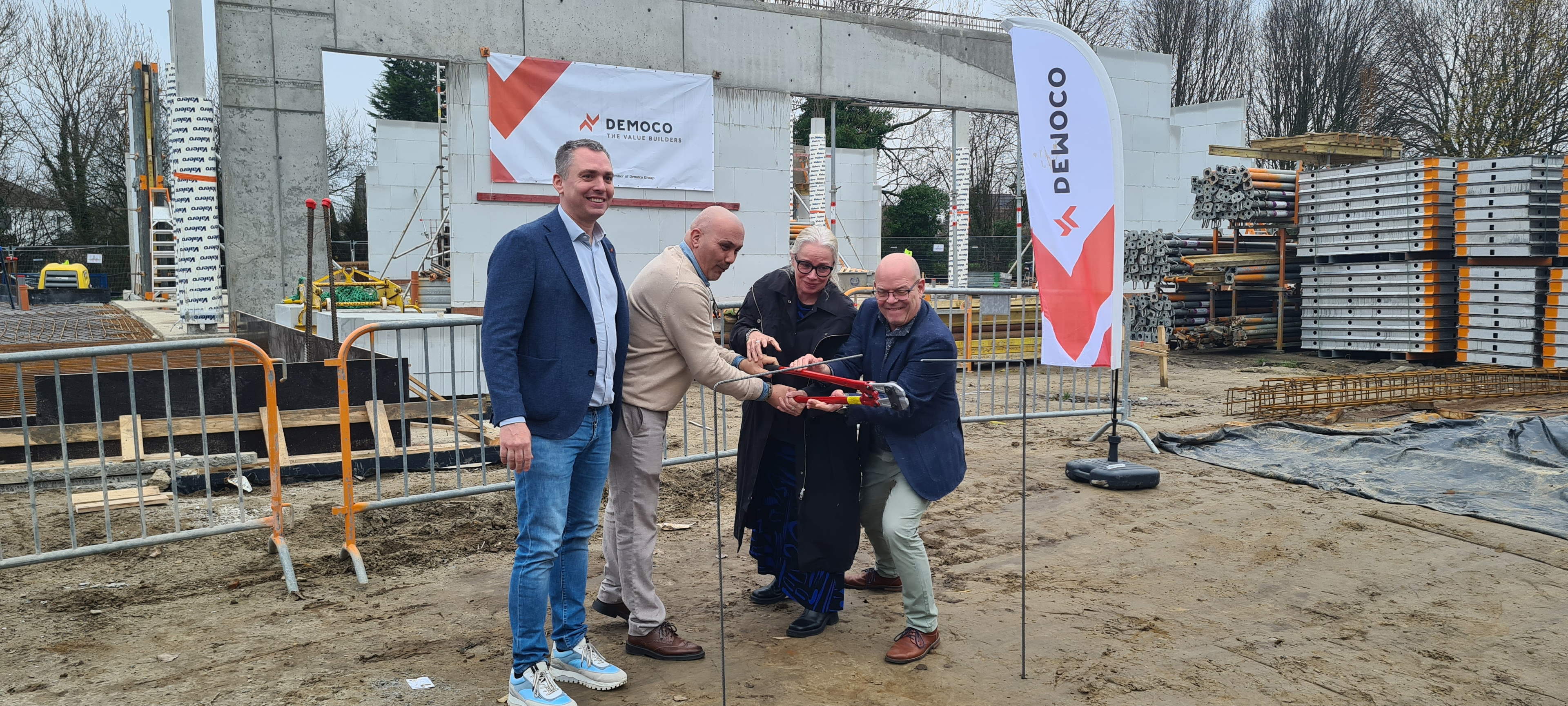 GO! Basisschool Reynaert en GO! Middenschool Stapsteen Reynaert Kruibeke leggen eerste steen van nieuw schoolgebouw samen met bouwteam Aurora Scholen 