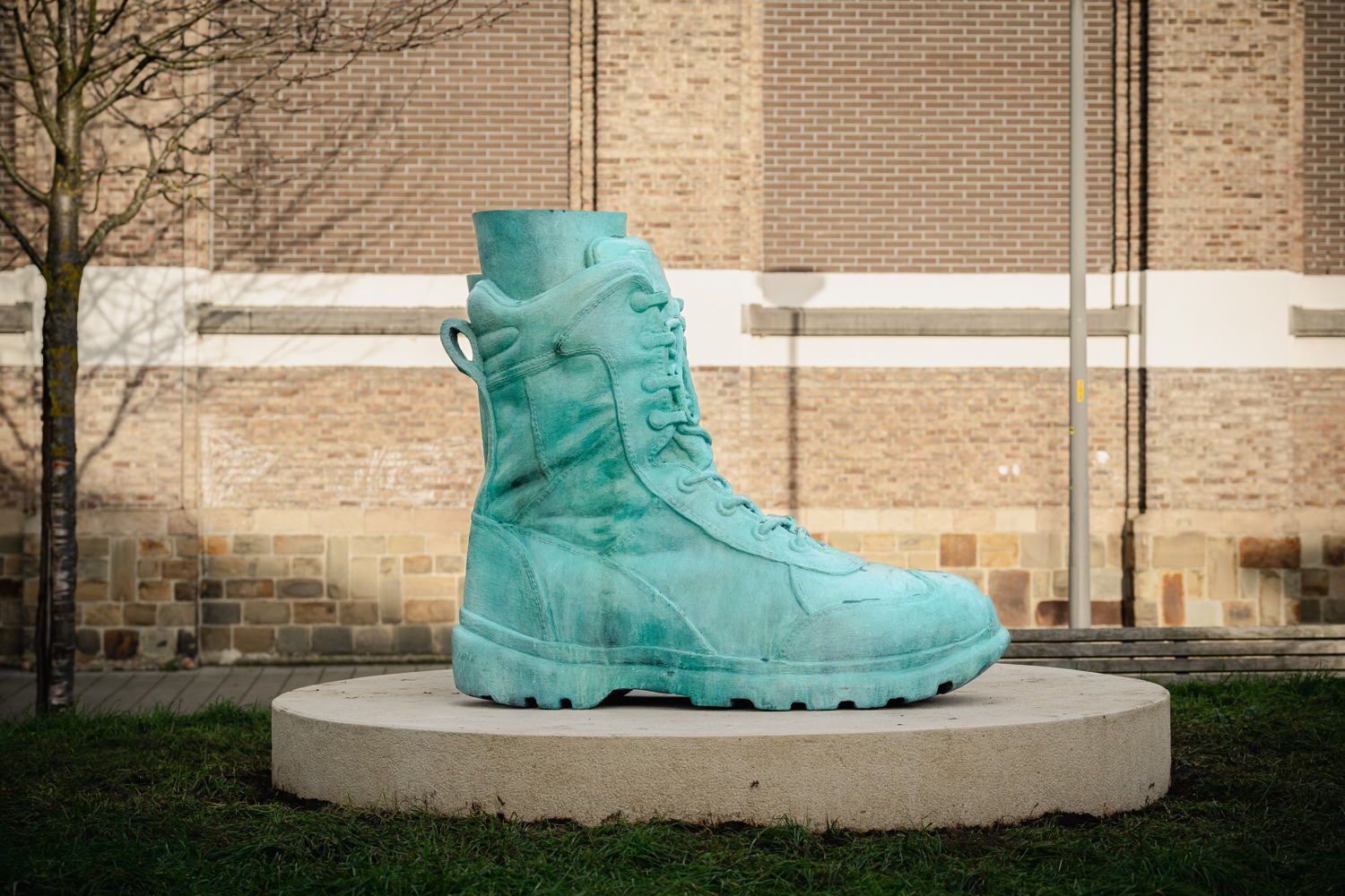 Guy Woueté, De pied à pied   (2024) © Guy Woueté – Collectie Kunst in de Stad - Foto: Tom Cornille