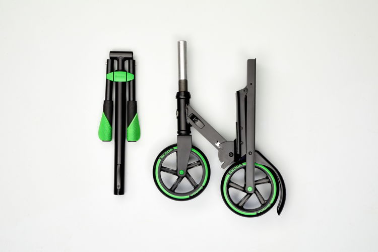 A patented folding mechanism allows the new ŠKODA scooter concept to be stowed beneath the floor of the luggage compartment, above the spare wheel.
