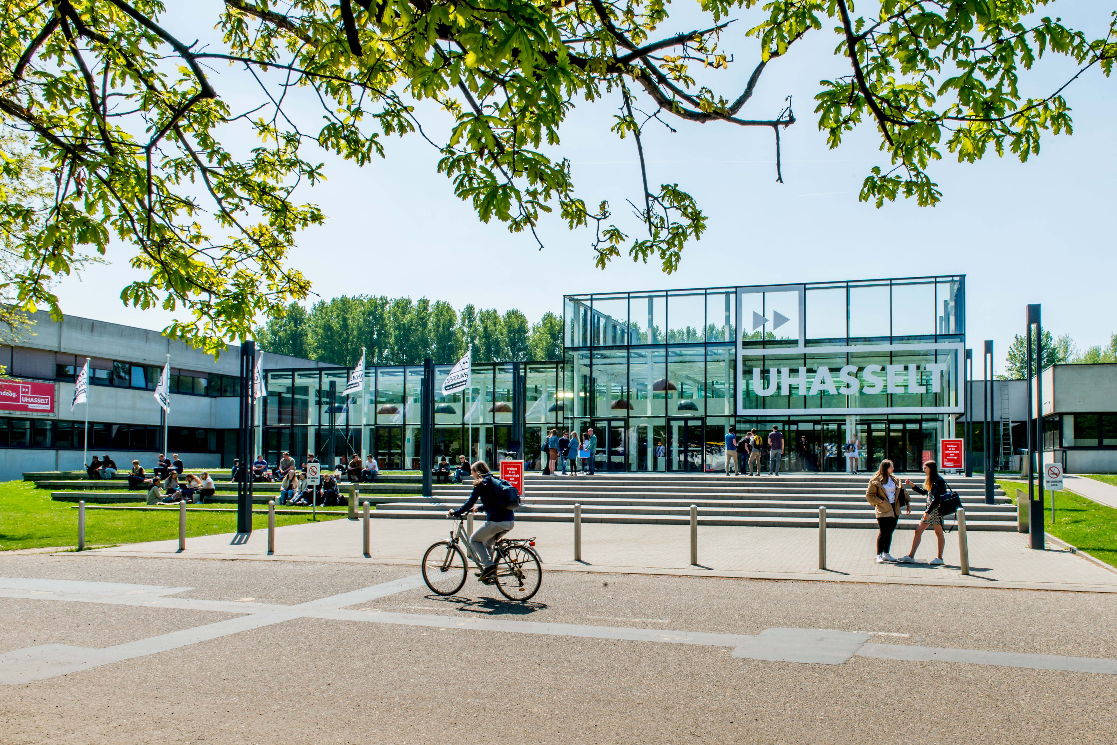 OVAL scoort dubbel: UHasselt herbevestigt het vertrouwen voor volgende 4 jaar én hun meest recente campagne is bekroond met een digitale marketingaward