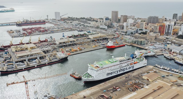 Le nouveau navire-hôpital, le Global Mercy™ arrive à Dakar.