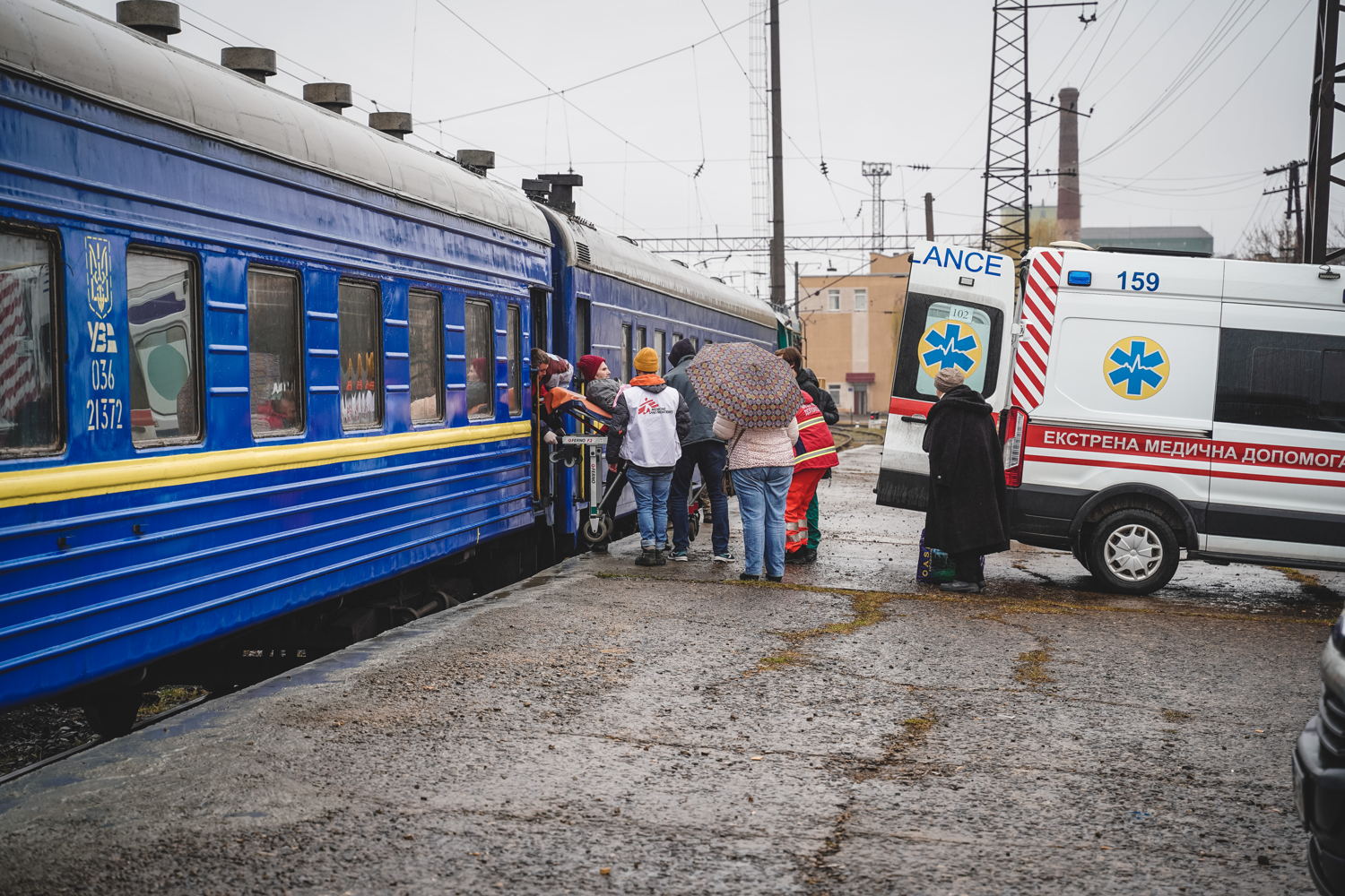 L'arrivée à Lviv du premier train de référence médicale de MSF le vendredi 01 avril 2022.
MSF a fait sa première référence de train médicalisé sur un train de 2 voitures converti spécifiquement. C'est un précurseur de
un train plus gros et plus médicalisé en cours de transformation.