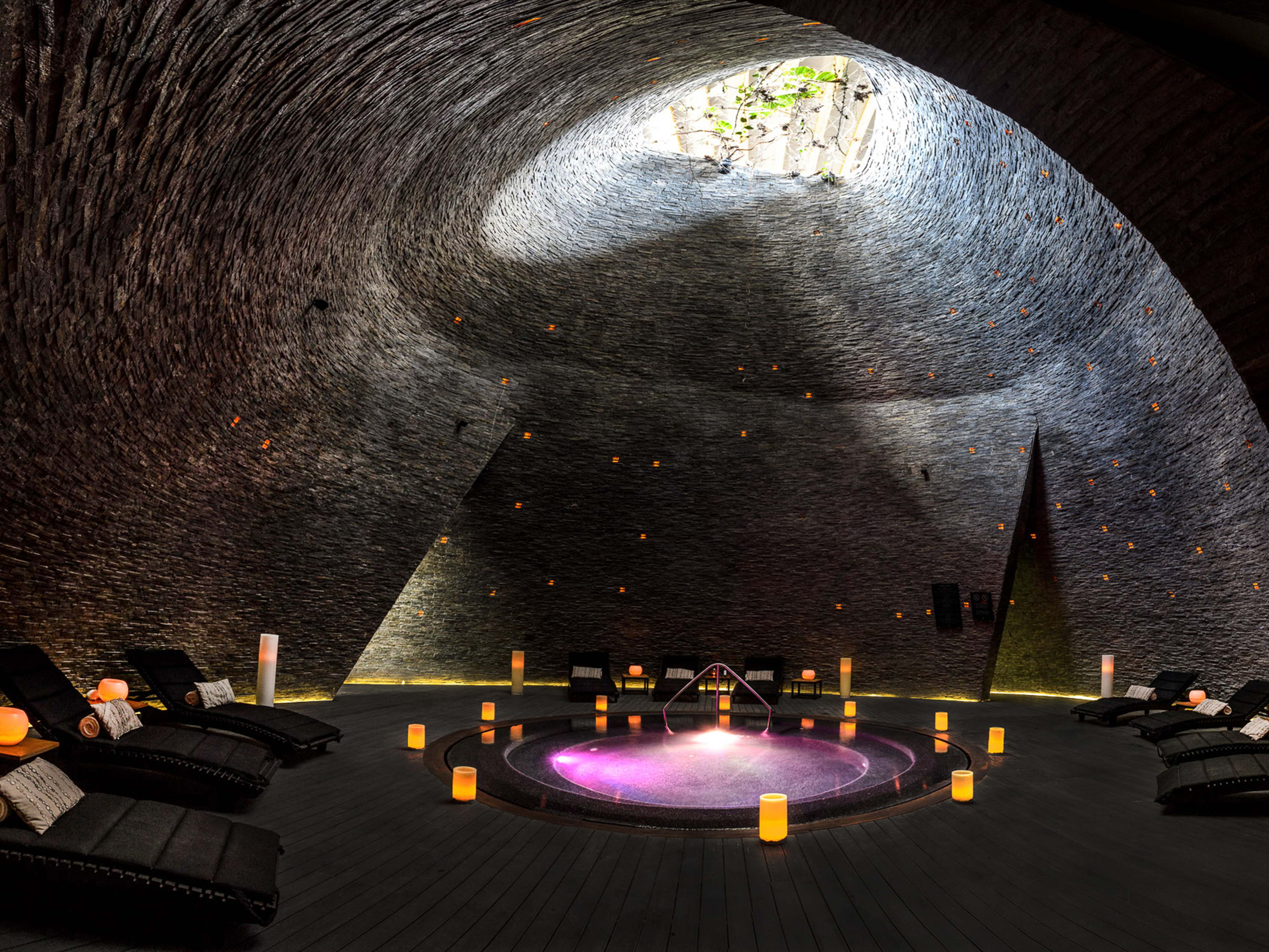Inspirado en los cenotes de la Riviera Maya, Cenote Spa es un refugio de serenidad que ofrece una experiencia única y más allá de lo convencional