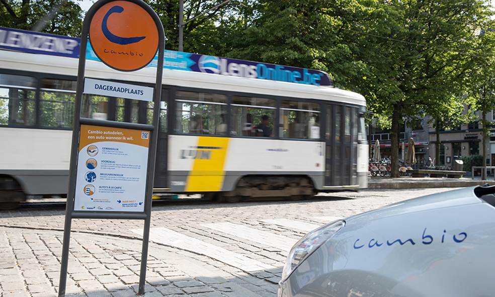 Als hoofdaandeelhouder van Cambio, deelautosysteem, is De Lijn een aanbieder van 
combimobiliteit.
