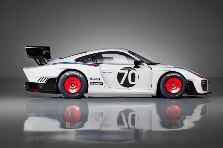 Estreno mundial: nueva versión exclusiva del Porsche 935 - Un auto de 700 caballos para carreras de clubes, con motivo de los 70 años de autos deportivos Porsche