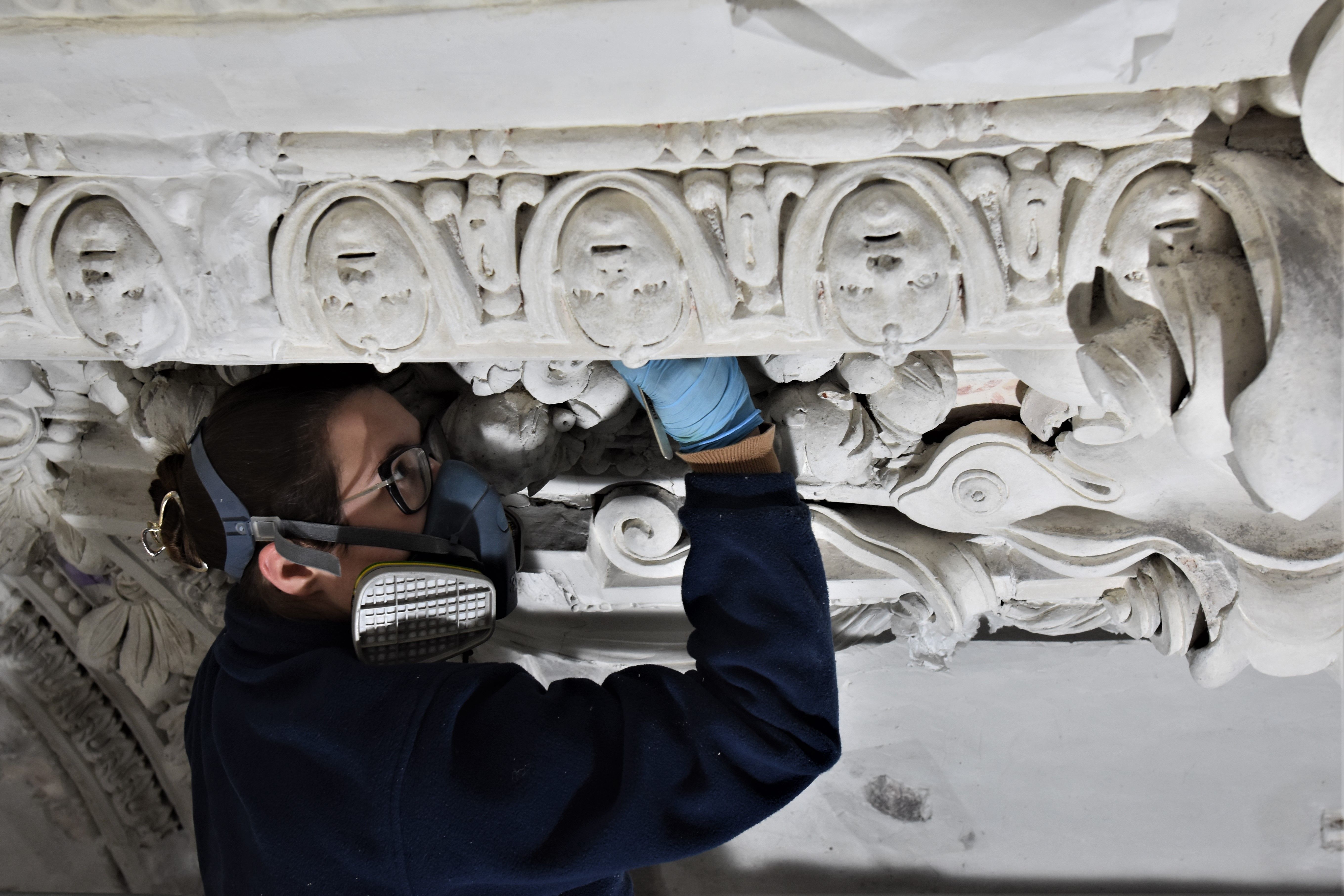 Stucplafond tijdens de restauratie