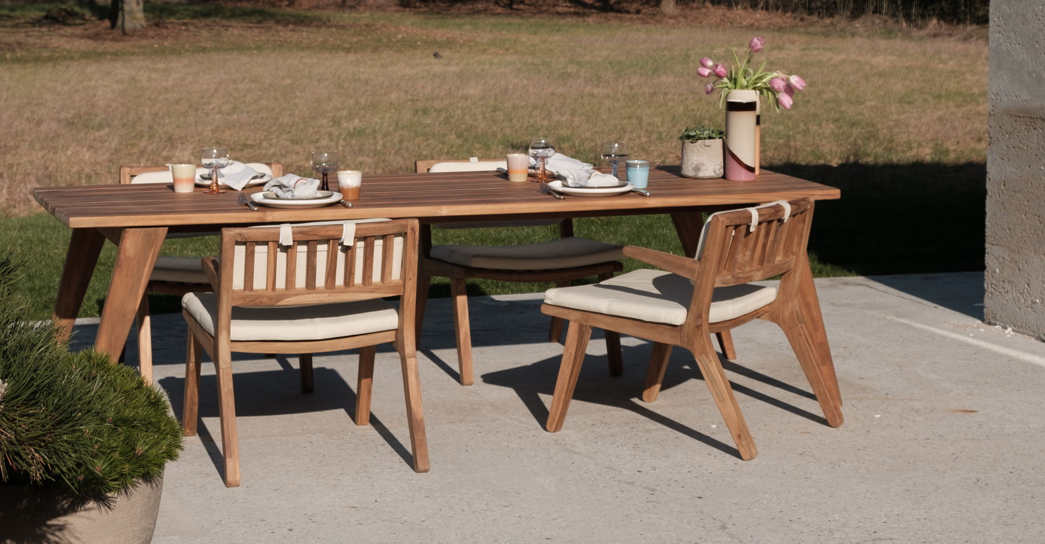 La pièce maîtresse de la collection Furnified outdoor : la table de salle à manger Sierra avec les chaises basses Zeno.