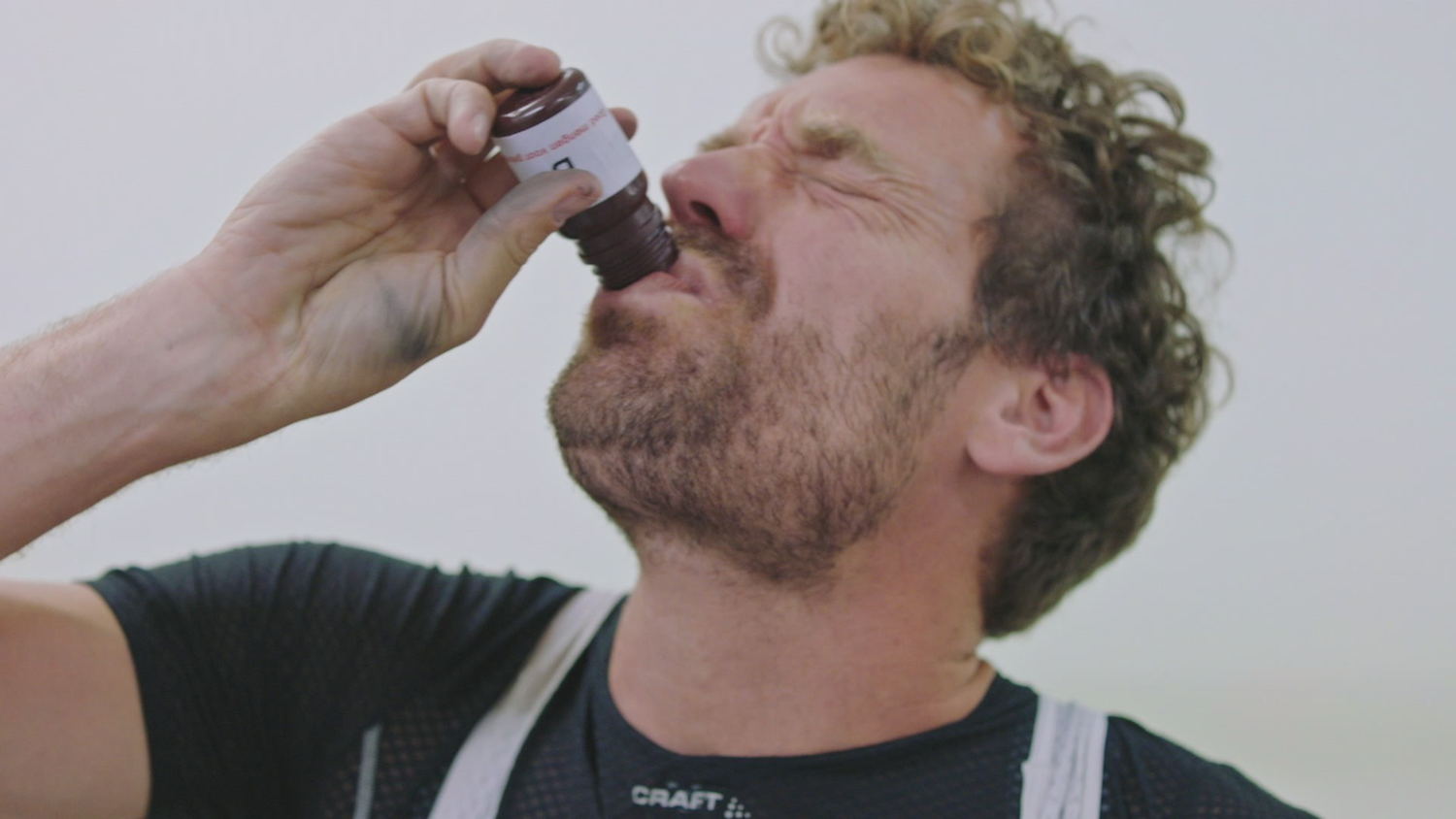 Otto-Jan probeert een ketonen-drankje - (c) VRT