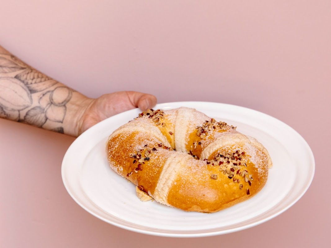 EL NARANJO CELEBRATES THREE KINGS DAY WITH ROSCA DE REYES