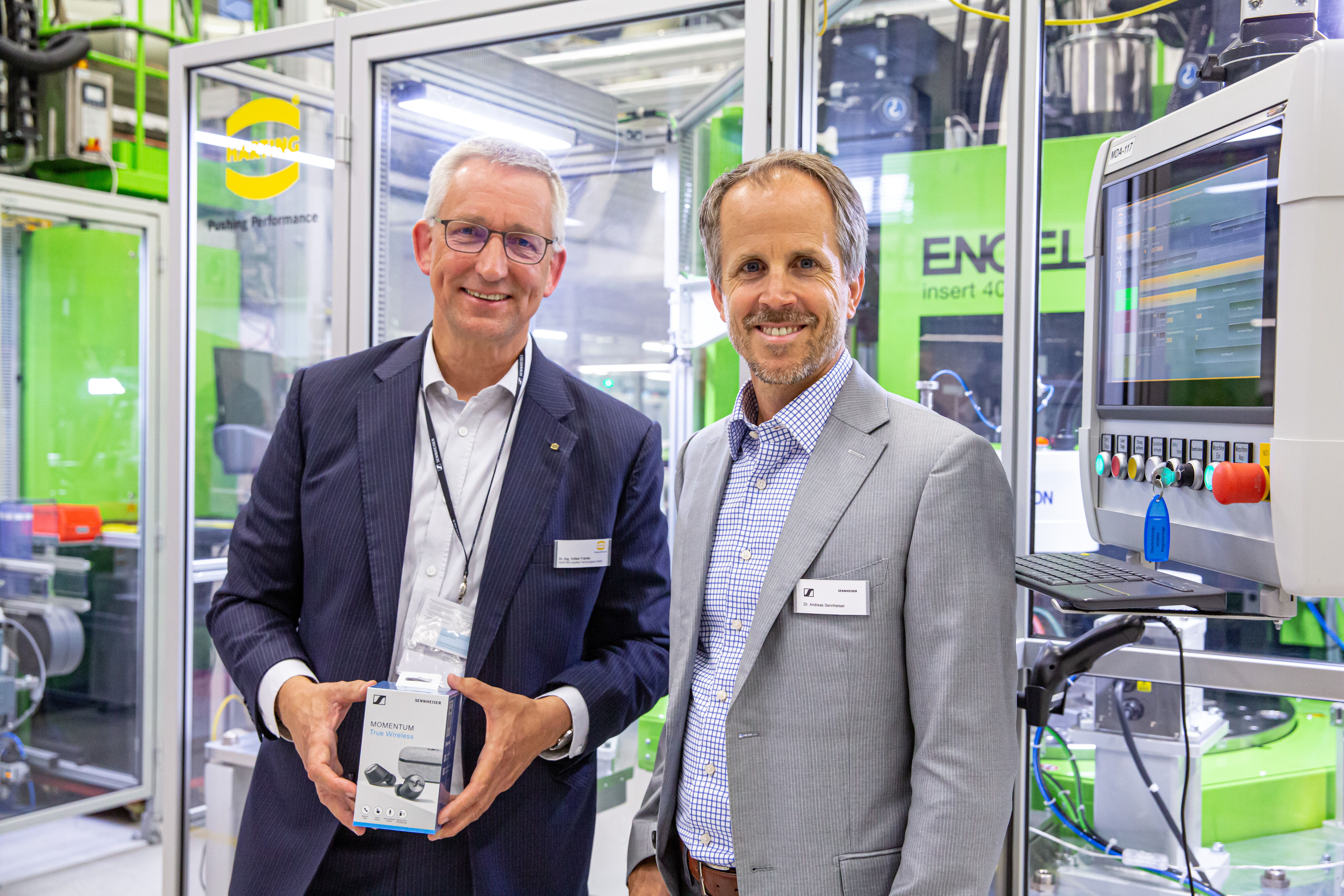 Dr. Volker Franke, Geschäftsführer HARTING Applied Technologies, und Dr. Andreas Sennheiser weihen die neue Produktionsanlage zur Fertigung von Kopfhörerwandlern ein