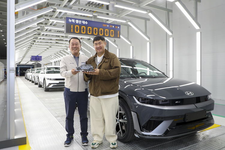 (from left) Dong Seock Lee, President and Head of Domestic Productions and Chief Safety Officer at Hyundai Motor Company; and the customer who received the 100 millionth and first Hyundai Motor vehicle (from left) Dong Seock Lee, President and Head of Domestic Productions and Chief Safety Officer at Hyundai Motor Company; and the customer who received the 100 millionth and first Hyundai Motor vehicle