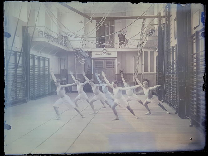 Glasnegatief, mannelijke studenten Lichamelijke Opvoeding in de turnzaal van het HILO, Gent (ca. 1925), UGent Boekentoren (glasnegatief, door meemoo omgezet in een positief)