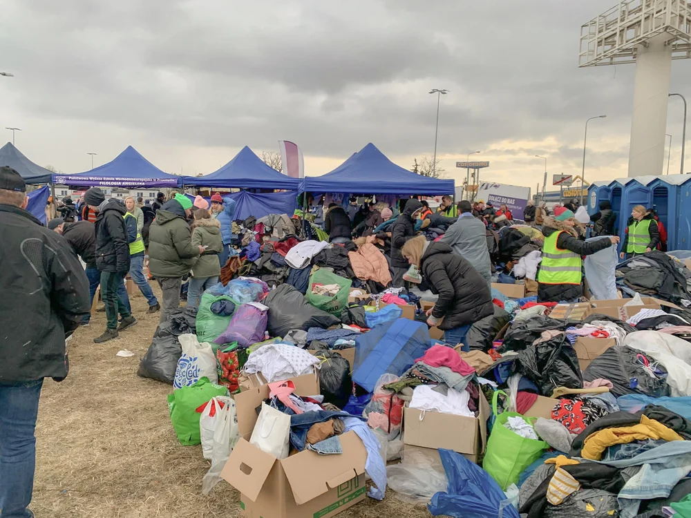 Point de distribution de vêtements et de nourriture dans la ville frontalière polonaise de Medyka où les Ukrainiens sont arrivés, fuyant leurs maisons à la suite de l'invasion russe, lundi 28 février 2022 © MSF