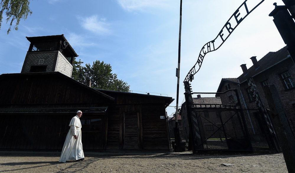 Pope Francis at the entrance of Auschwitz. The Holy Father walks trough the gate of the Nazi concentration camp bearing the motto Arbeit macht frei. Oswiecim (Poland) 29th July 2016. AKG4799331 © akg-images / MONDADORI PORTFOLIO/Archivio Grzegorz Galazka/Grzegorz Galazka Pope Francis at the entrance of Auschwitz. The Holy Father walks trough the gate of the Nazi concentration camp bearing the motto Arbeit macht frei. Oswiecim (Poland) 29th July 2016. AKG4799331 © akg-images / MONDADORI PORTFOLIO/Archivio Grzegorz Galazka/Grzegorz Galazka