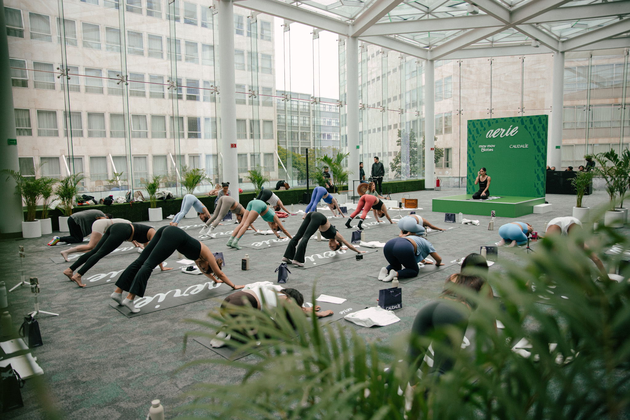 Fluyes, te escuchas y te eliges: así se vive el bienestar con Aerie en el día internacional de Yoga