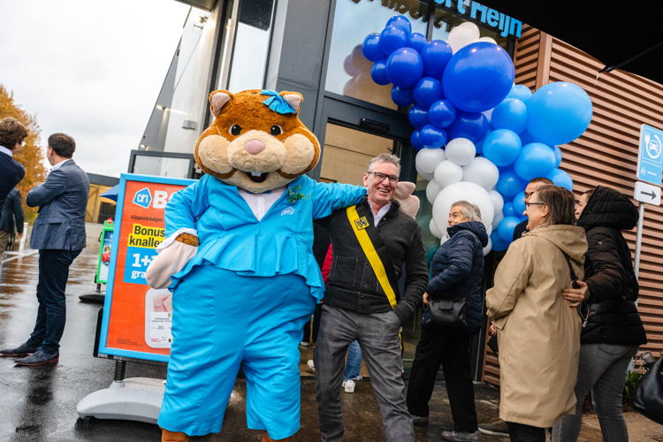 onze hamster met de burgemeester op de foto