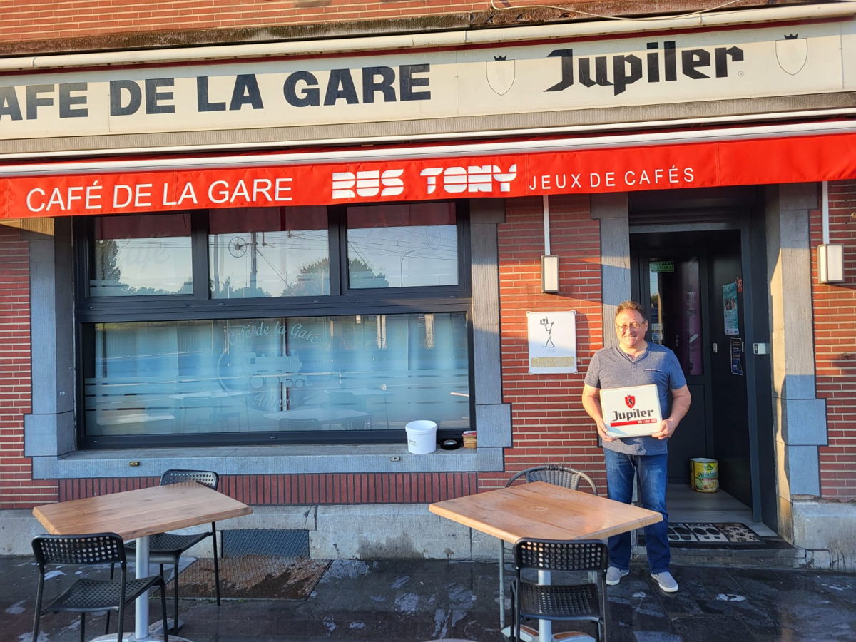 Jean-Paul Seret du Café de la Gare a reçu la toute première plaque émaillée.