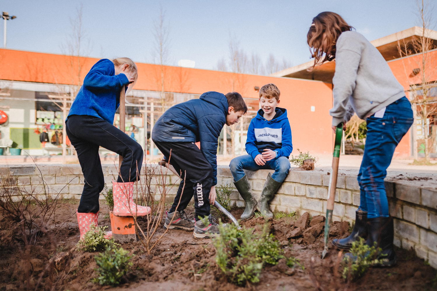 Leerlingen leggen hun natuurspeelplaats aan in de Neerlandschool - © stad Antwerpen