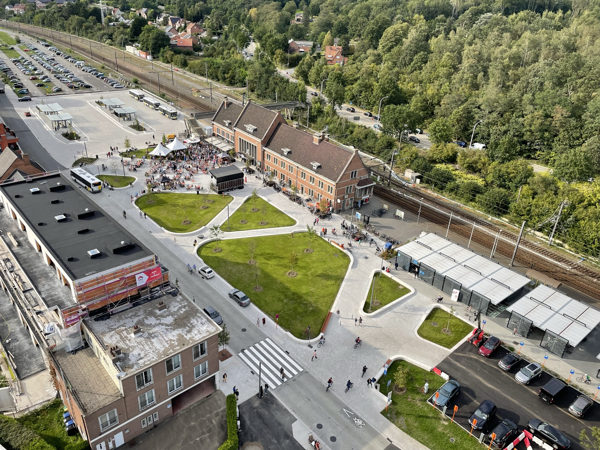 Nieuw stationsplein in Diest is groener, duurzamer en klaar voor gebruik