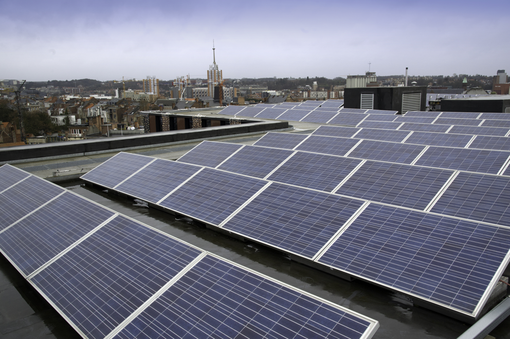 Stad nodigt inwoners uit om mee te investeren in zonnepanelen op 11 publieke gebouwen