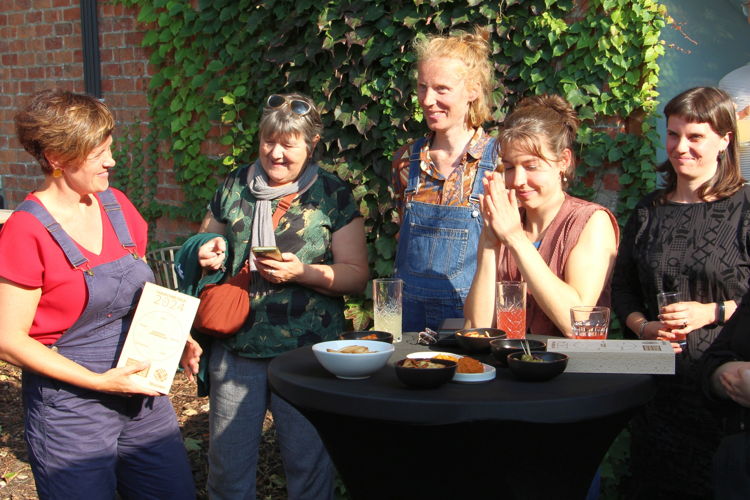 MAAKbar (vlnr: Ellen Vandenbroucke, Corine Van Kelecom, Elke Jourand, Mathilde Nelissen en Lize Breban)