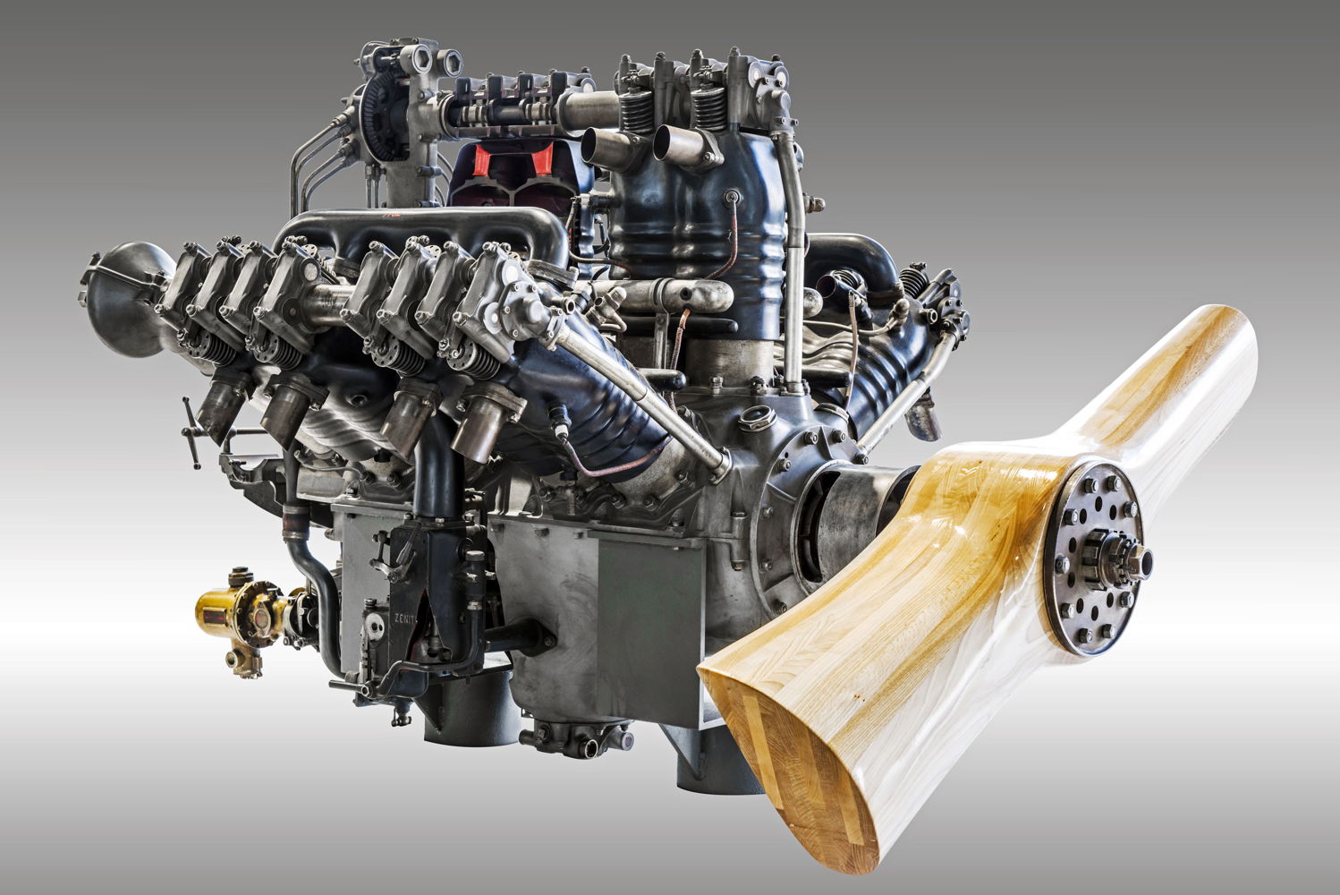 The impressive L&K Lorraine-Dietrich aircraft engine has a displacement of 24.4 litres, twelve cylinders in a W-configuration and reaches its maximum output of 450 hp at 1,850 rpm.