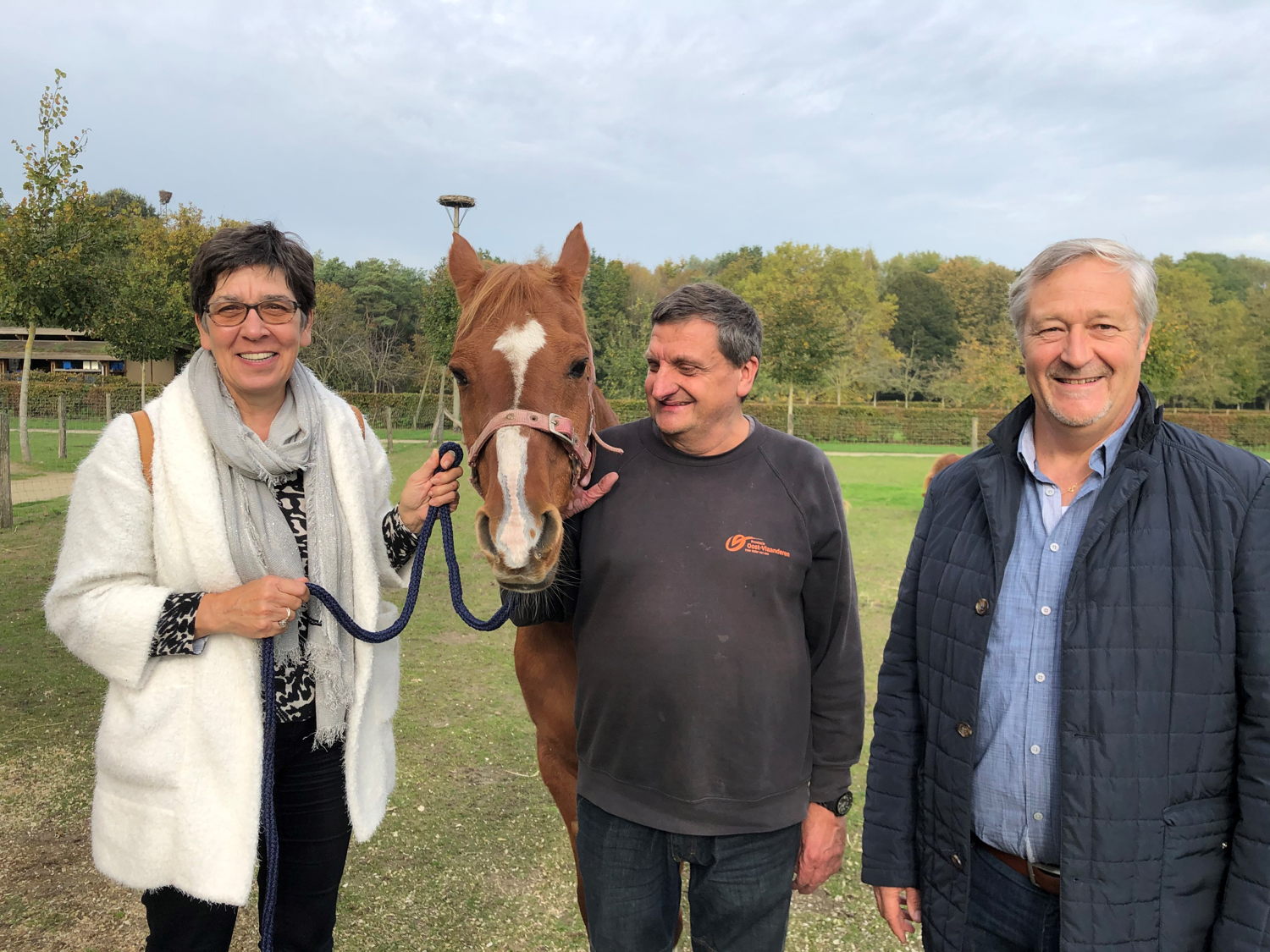 gedeputeerde Annemie Charlier met Djapa, dierenverzorger Ronny De Meuleneire en centrumverantwoordelijke Tony De Neve 