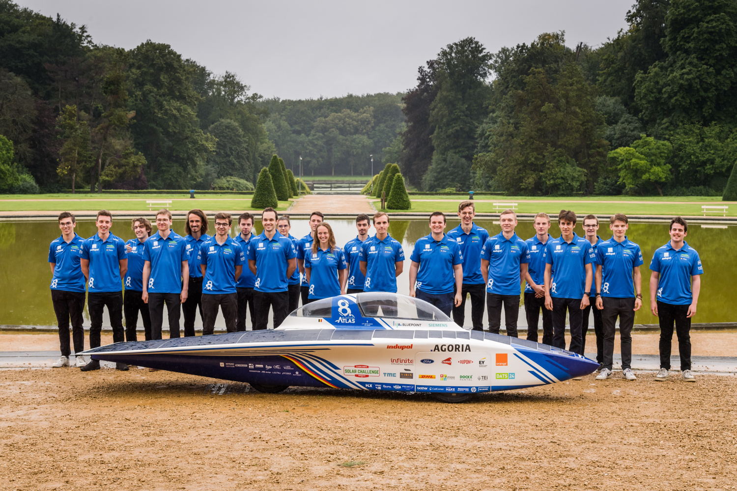 Het Agoria Solar Team met de nieuwe zonnewagen. © Geert Vanden Wijngaert